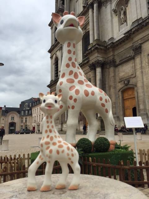 Où est Sophie la Girafe? Une découverte sensorielle de Bordeaux, Nantes, Rennes et Rouen